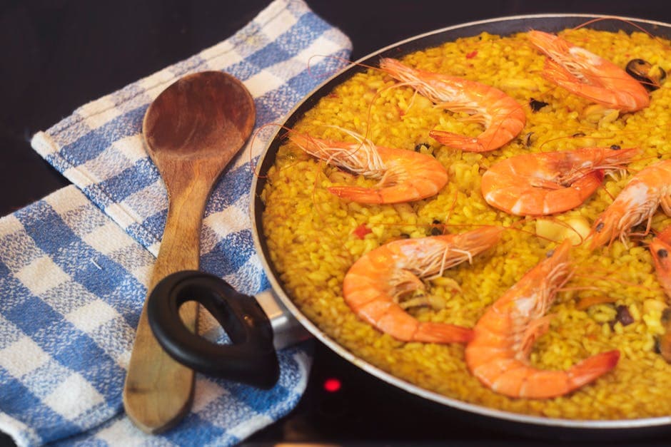 Paella med sjømat, pølse og rosa bønner