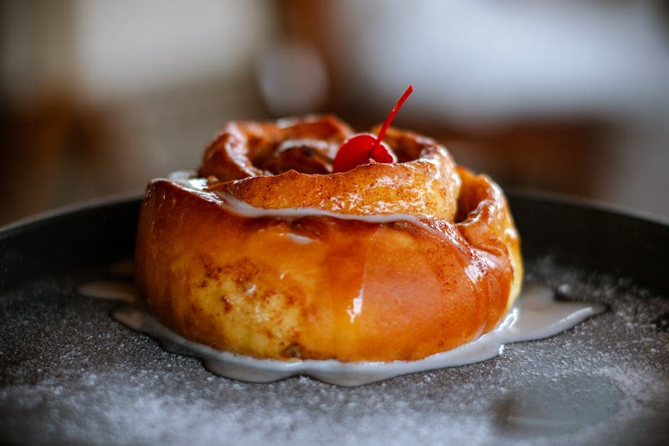 Kirsebærbrødpudding med bourbon og vaniljeglasur