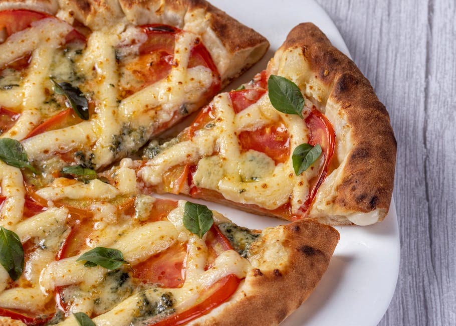 Sprø pita-pizzaer med tomat og ost