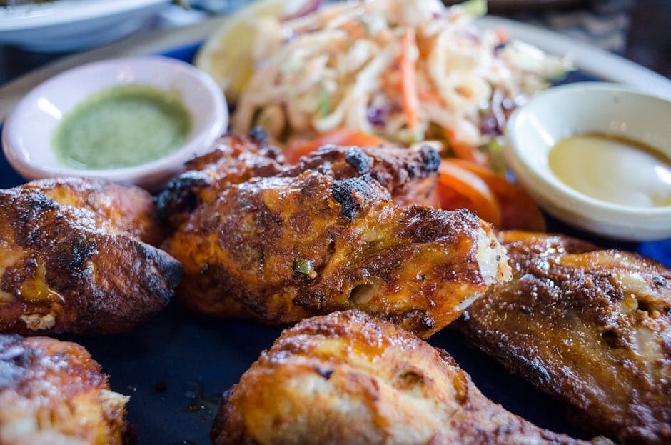 Kylling- og chorizo-kjøttboller med mango BBQ-saus og asiatisk kålsalat