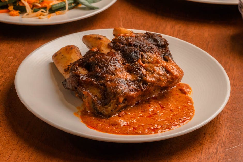 Appelsinglaserte short ribs med kimchi-slaw