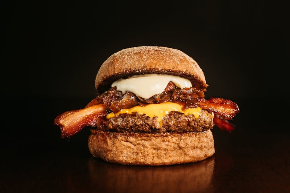 Svart og blå burger med blåmuggost og bacon