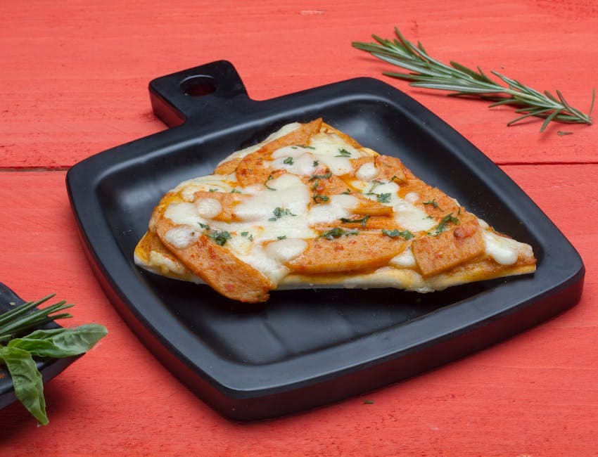 Hjemmelagde pizza-lommer med to fyll