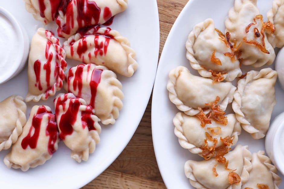 Pierogi med krydret kål og yoghurtsaus