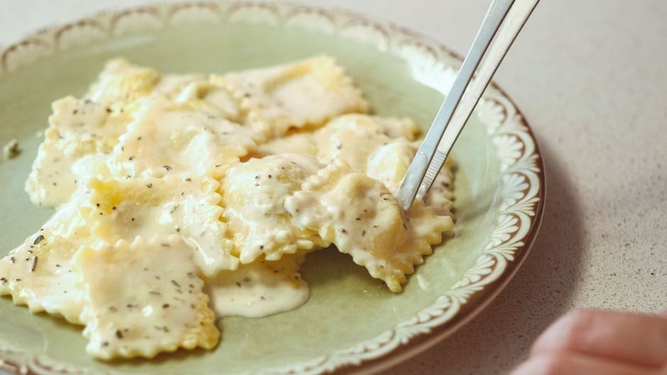 Gresskar-wonton-ravioli med salvie og pinjekjerner