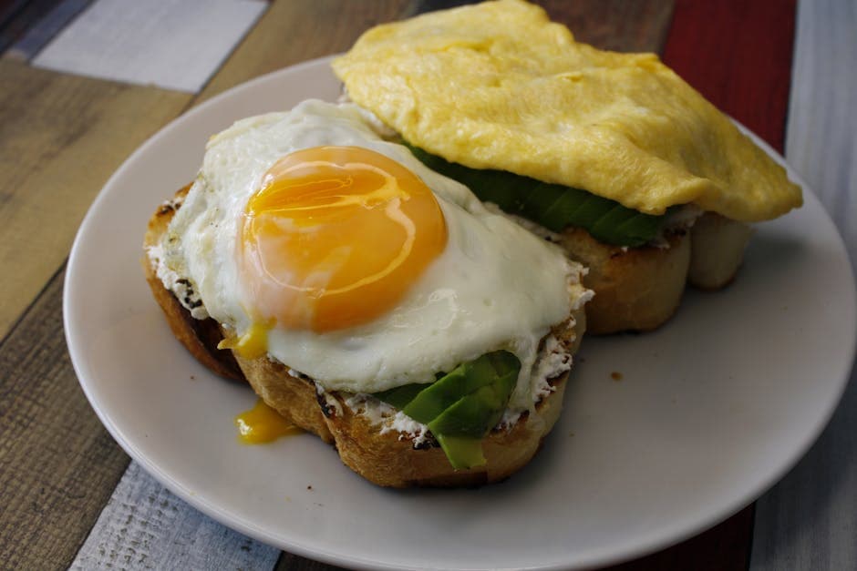 Åpne egg- og grønnkålsandwicher