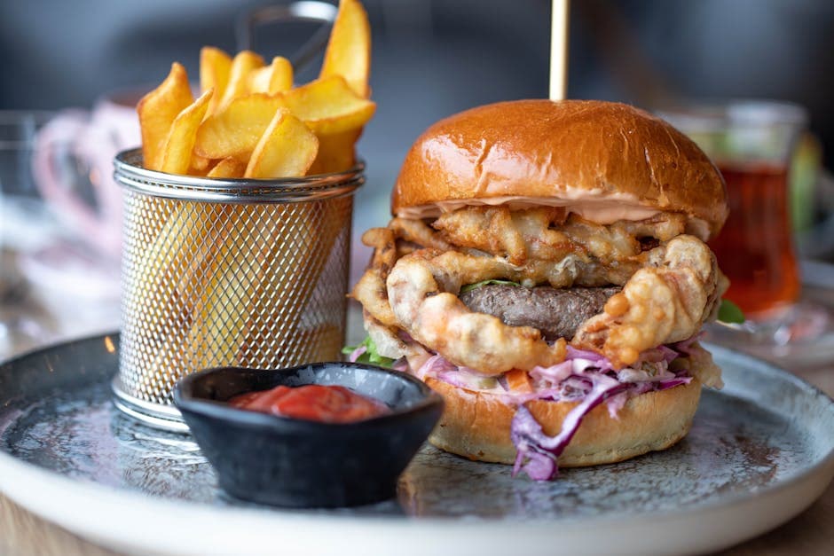 BBQ-bøffelburger med mangoketchup og rød coleslaw