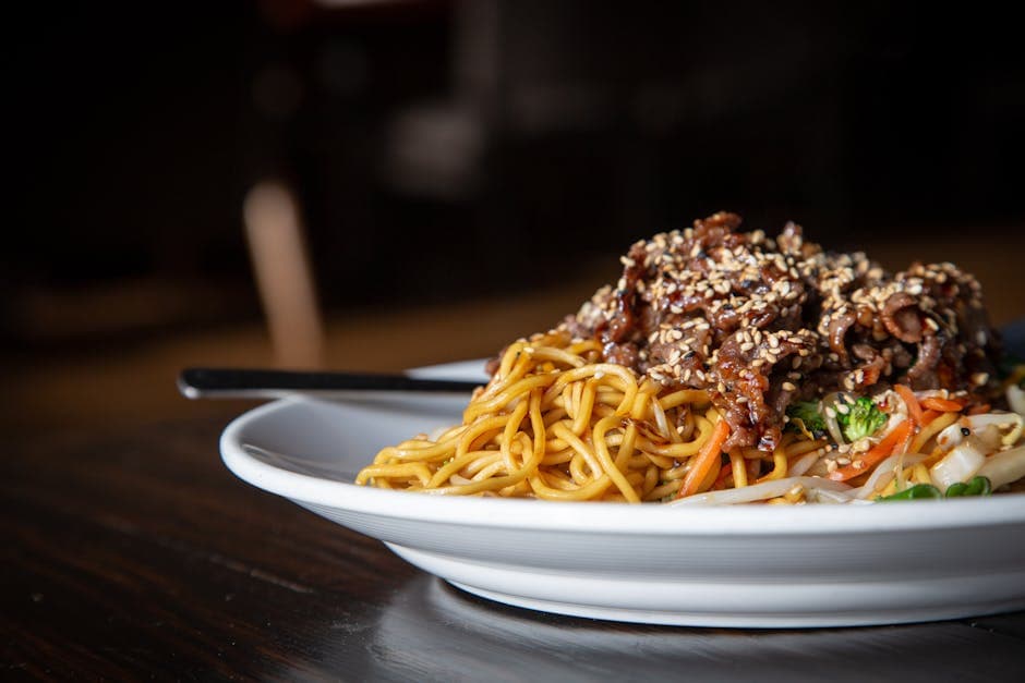 Eggnudler med søt og krydret biffsaus