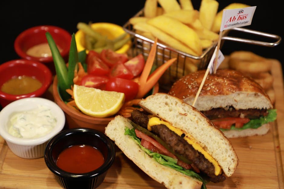 Lammeburgere med femkrydder, sylteagurk og aioli