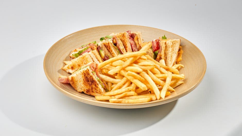 Klassisk club sandwich med kalkun og bacon