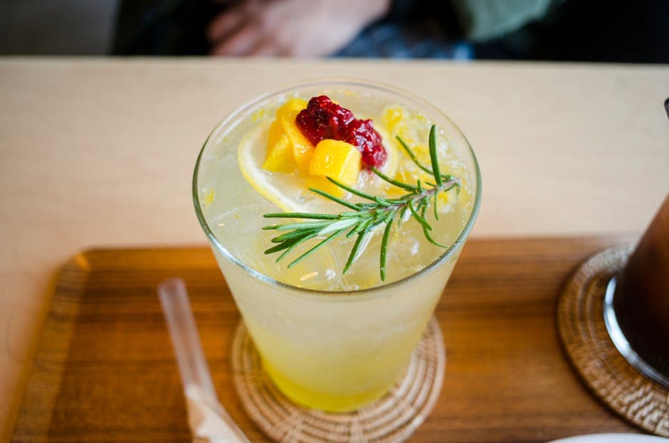 Forfriskende rosmarin- og ferskenlemonade