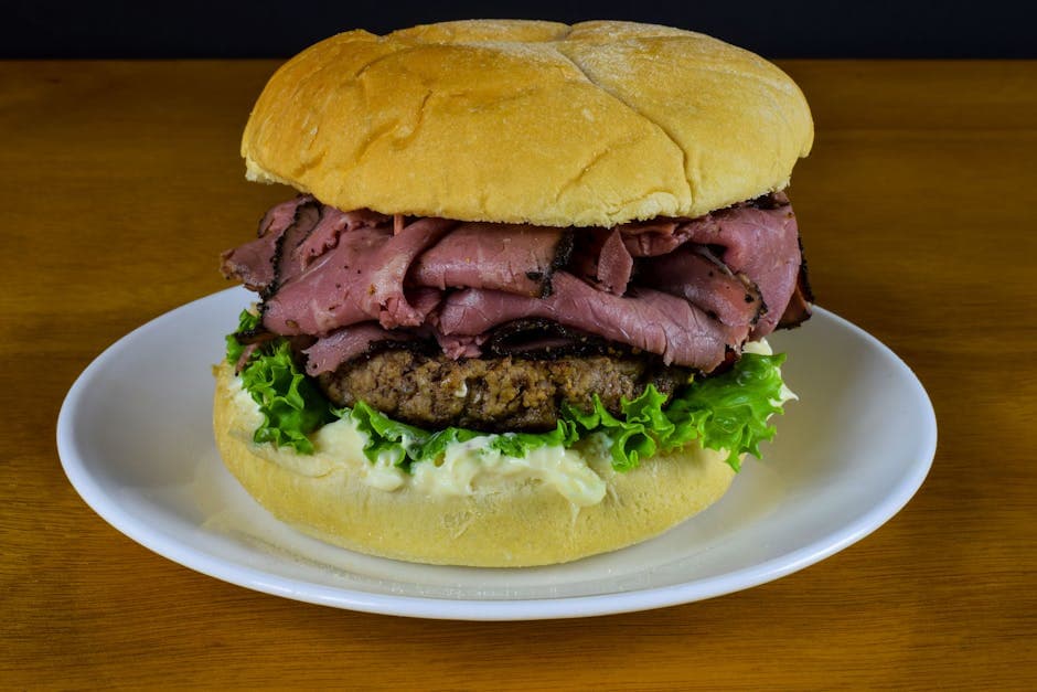 Latke Burger med Corned Beef og Eple-Rødbetsalat