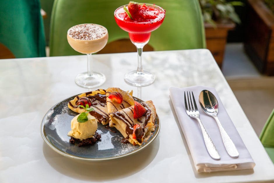 Pannekaker med iskrem og sjokoladesaus