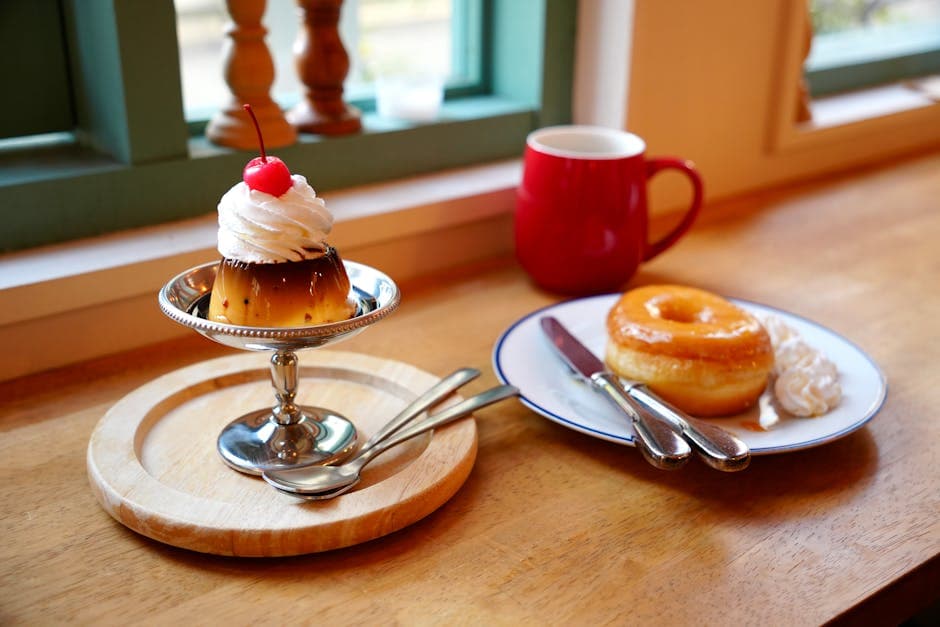 Burgundergelé med kirsebær og pisket krem