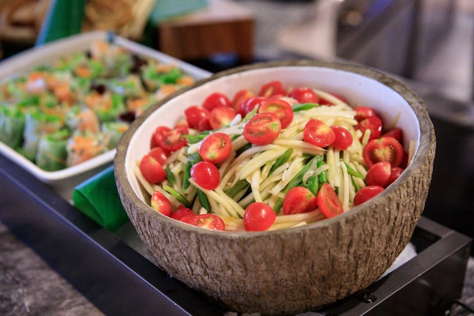 Tropisk grønn salat med papaya og granateple