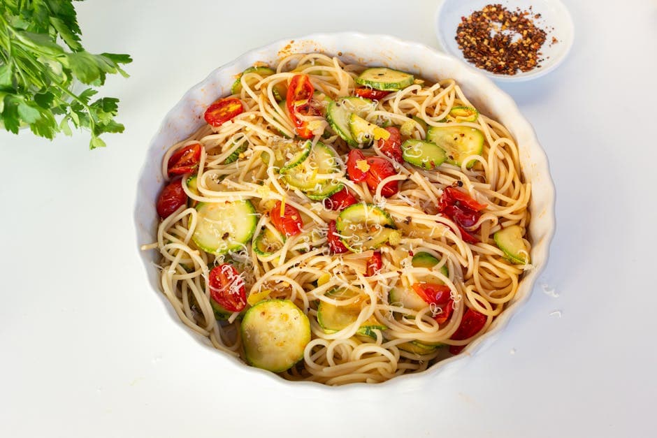 Zucchini- og tomatsaus med tykk spaghetti