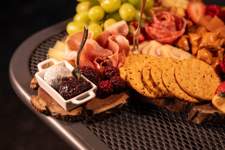 Kremet osteball med bacon og Ritz-kjeks