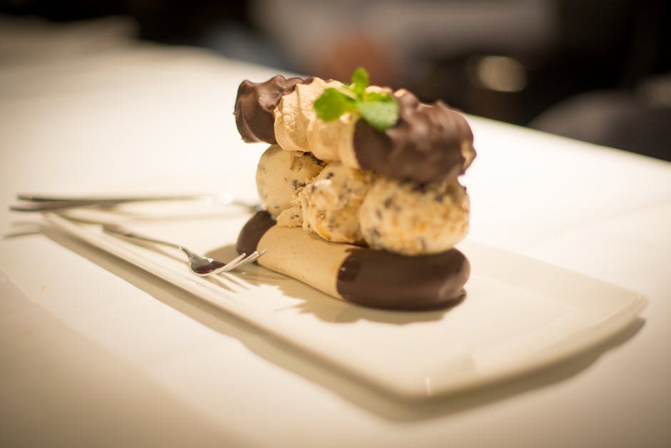 Små sjokoladekremkaker med marengs