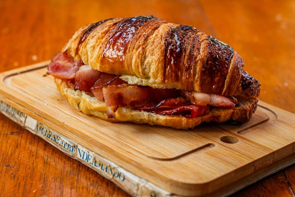 Søte og salte croissantruller med godteri og bacon