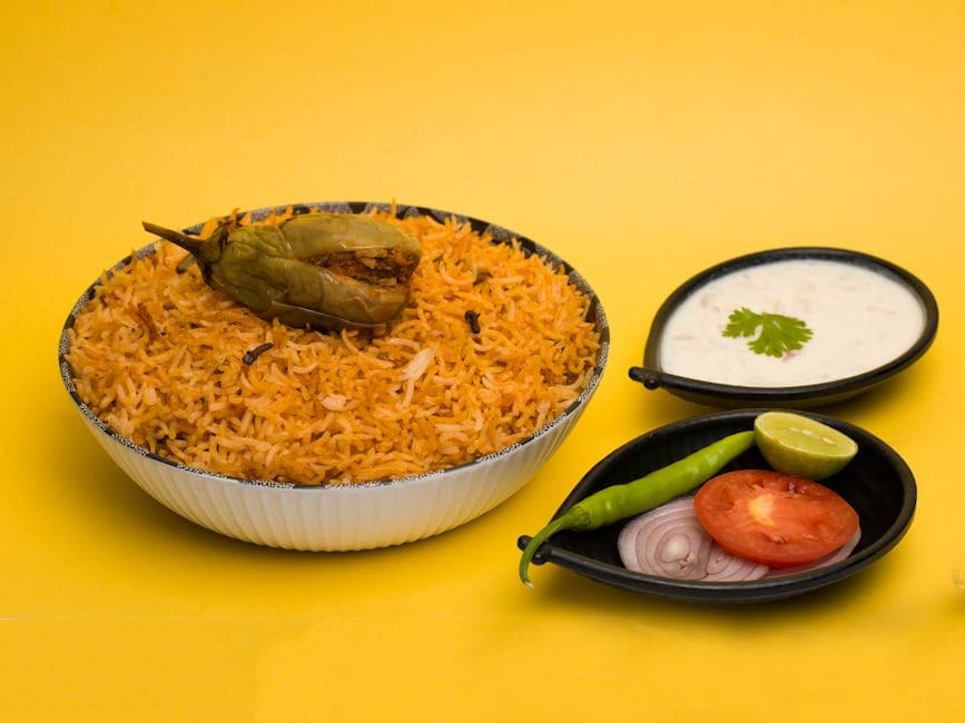 Grønnsaksbiryani med løk- og agurkraita