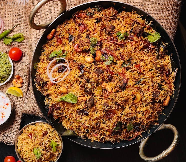 Portobellobiryani med løksaus og dadel- og fikenchutney