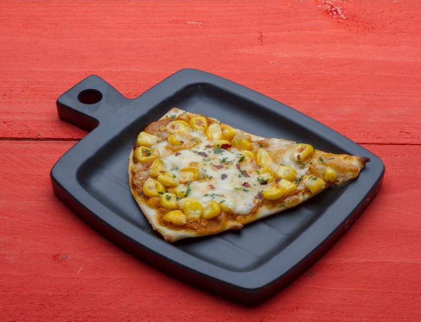 Pizza med pesto, grillet mais og blåmuggost