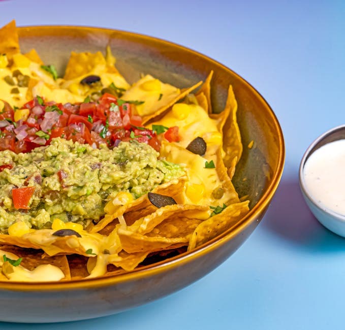 Cheesy nachos med guacamole og salsa