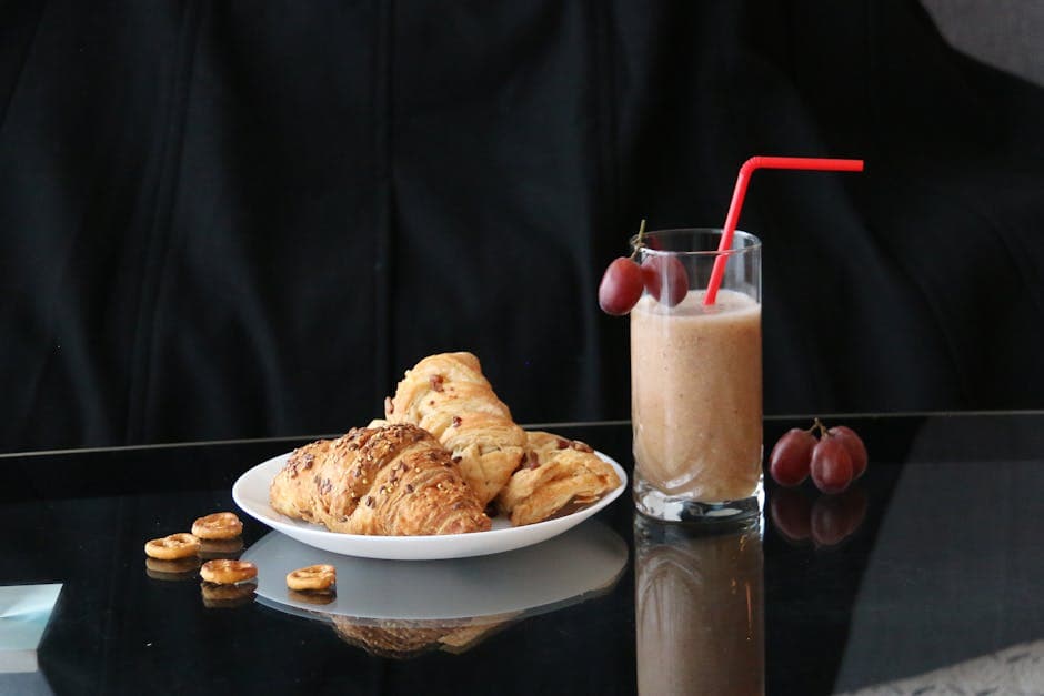 Forfriskende fruktdrikker med fersken og drue