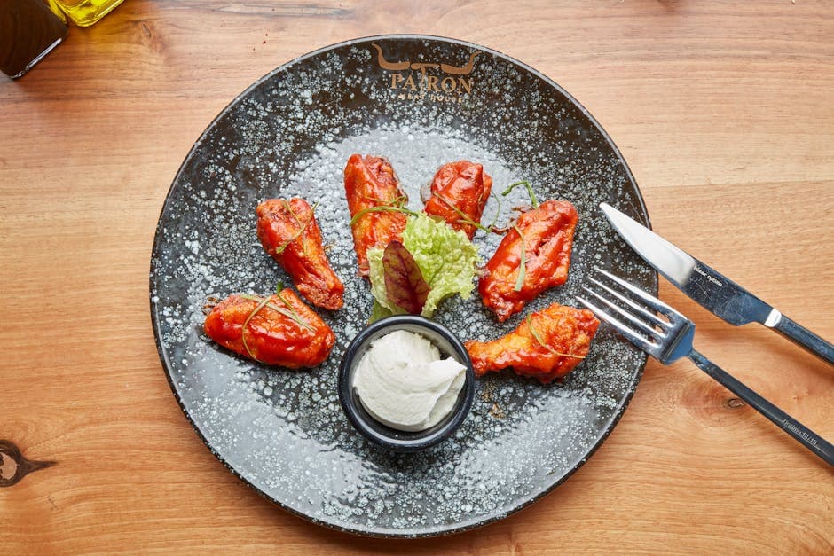 Klassiske hot wings med blåmuggostdipp
