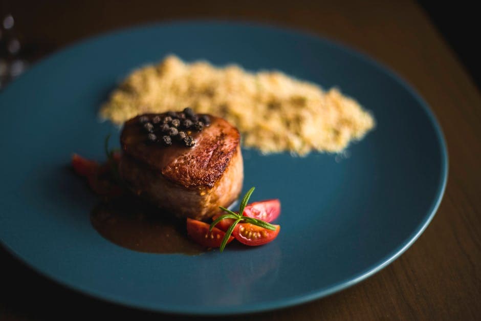 Oksefilet med pepperkornsaus, sellerirot- og potetkake