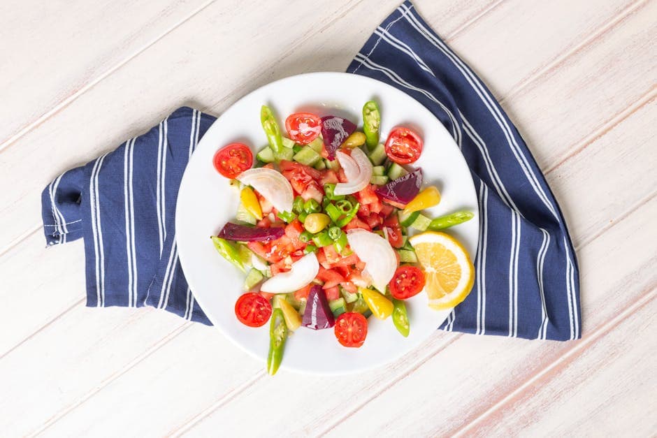 Tomat-, løk- og agurksalat