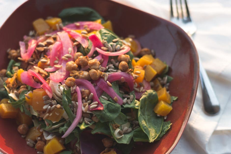 Melonsalat med rødløk og pinjekjerner