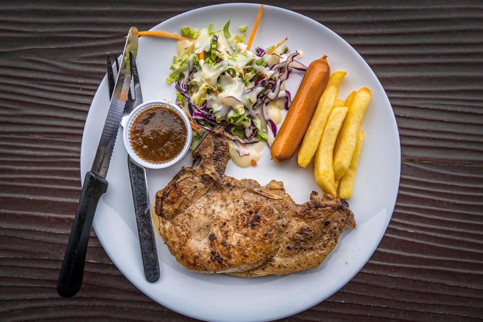 Lagdelt salat med svinekoteletter og blåmuggostdressing