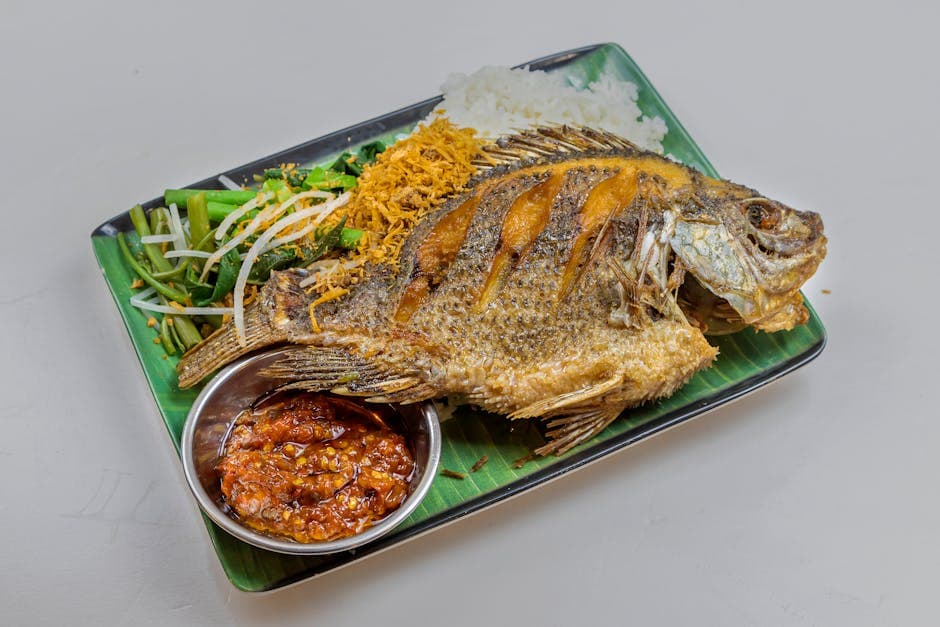 Sprøstekt hel fisk med ingefær-tamarindsaus og kokosris