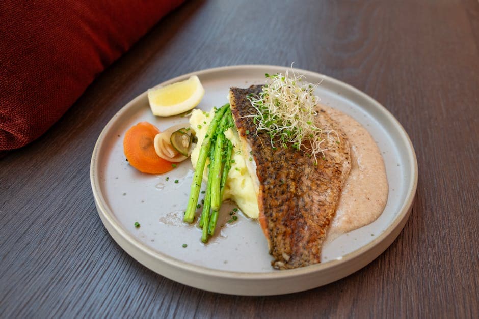 Panestekt scrod med romansk potetpuré og asparges