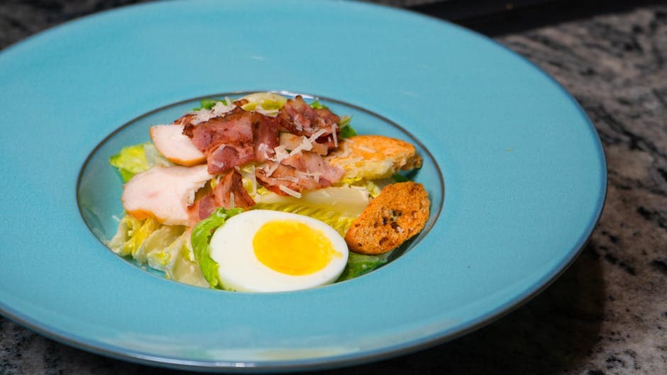 Isbergsalat med blåmuggostdressing og bacon