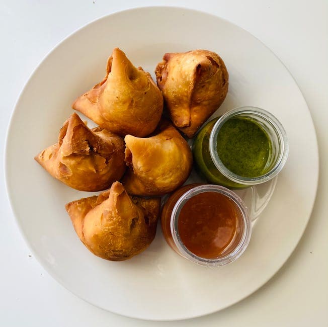 Bakte samosas med myntesaus