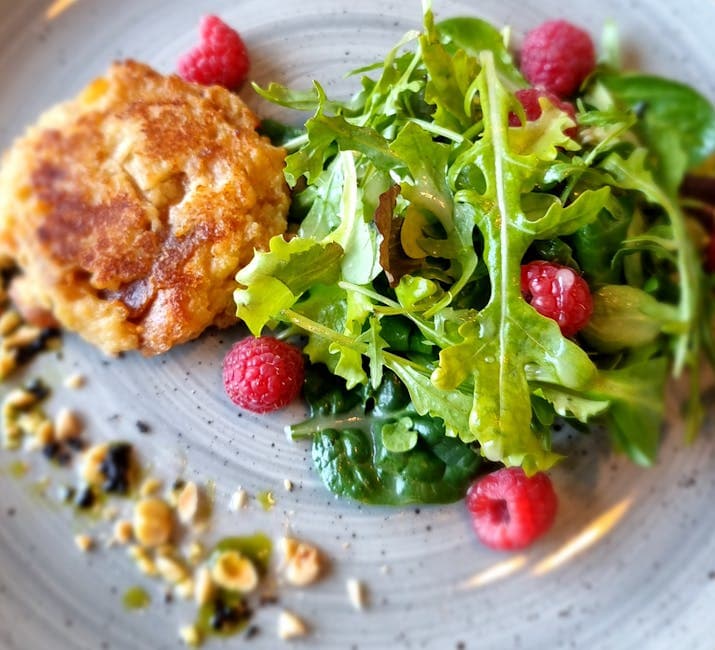 Frisk bibb- og ruccolasalat med bringebærdressing