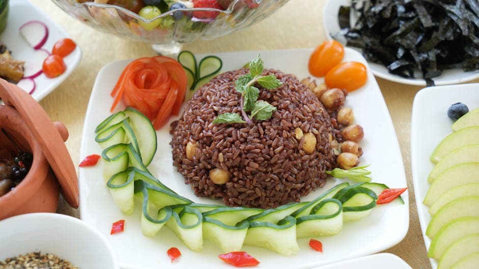 Brun rispilaf med grønnsaker og kikerter