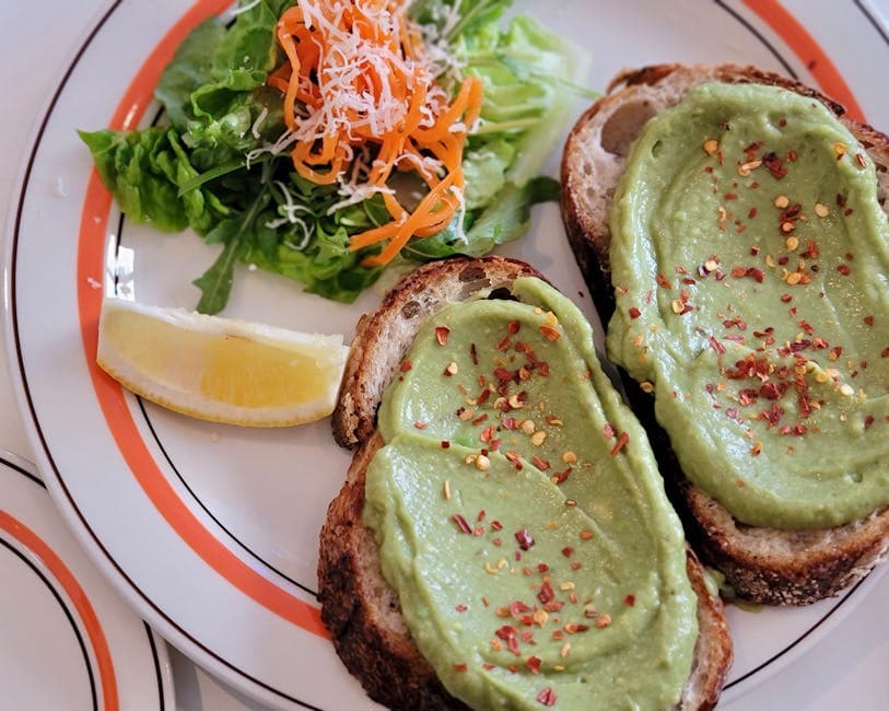 Hummertoast med avokado og Espelette-pepper