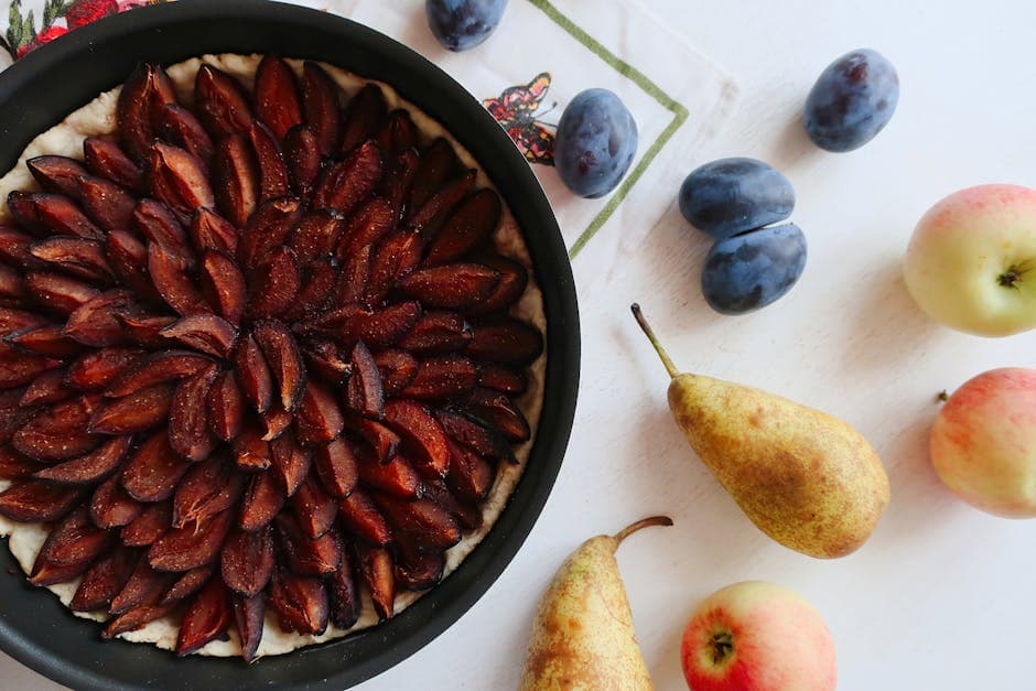 Eple- og plommeterte med vaniljeis og konjakk