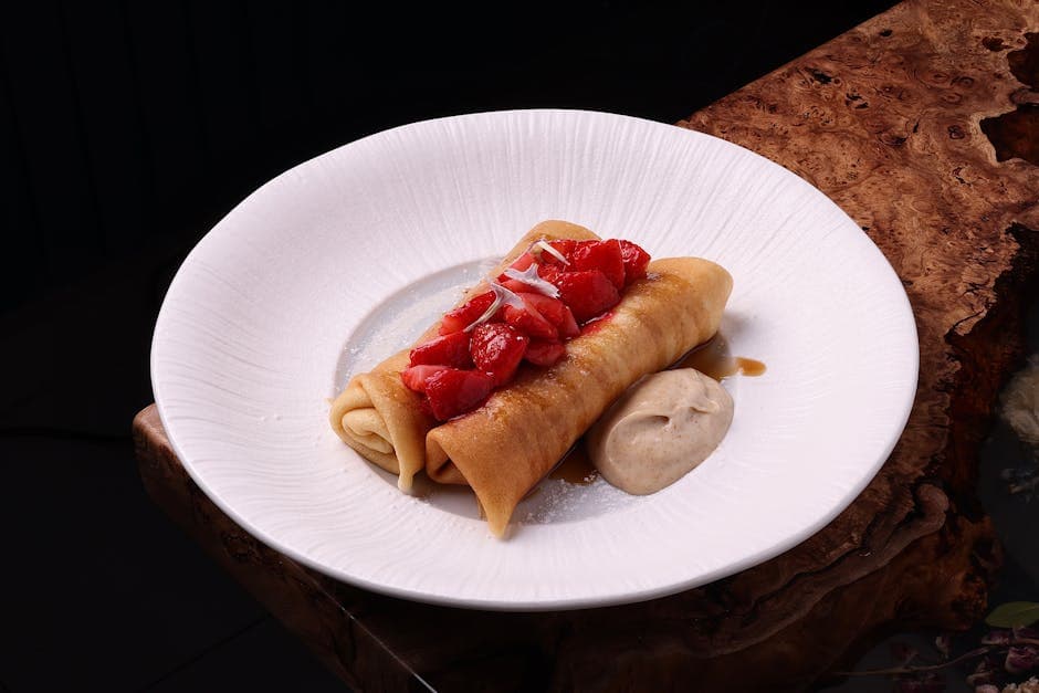 Rabarbra- og jordbærpannekaker med krem