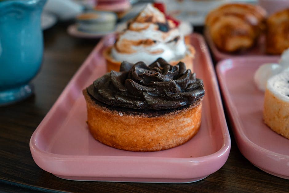 Mørk sjokolade- og peppermynteterte med pisket krem