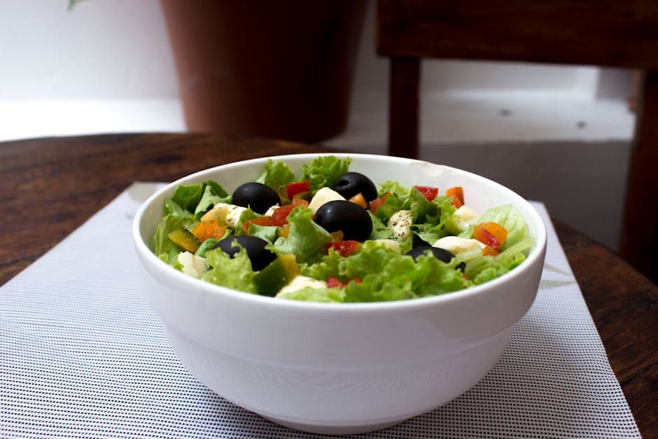 Frisk grønn salat med oliven og fennikel