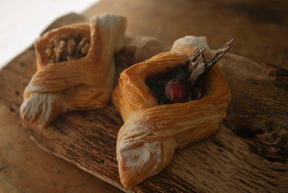 Soppconsommé med moreller og butterdeigshatter