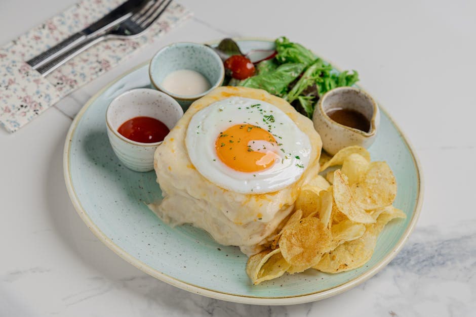 Croque Madame med tranebær- og sennepssaus