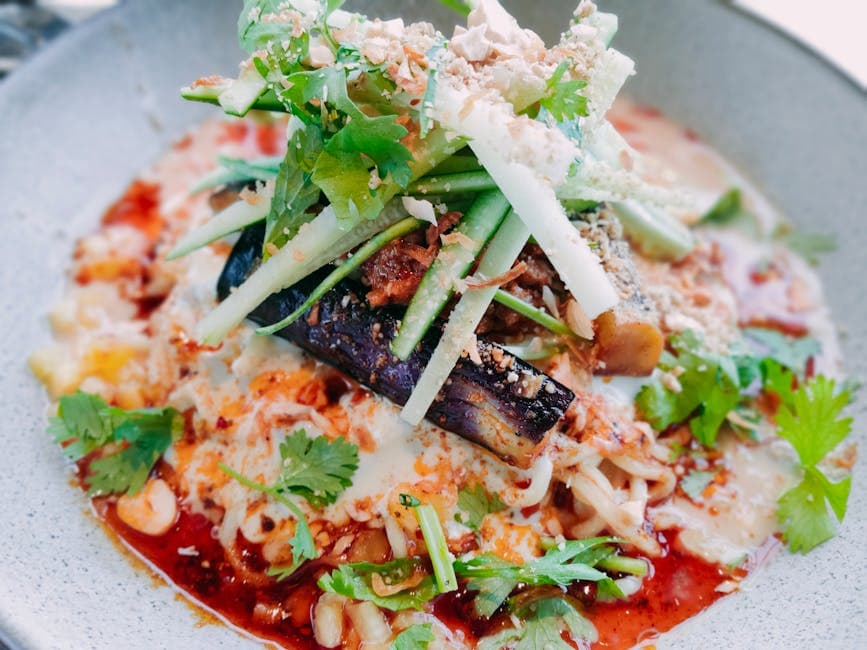 Asiatisk nudelsalat med grillet aubergine og limesaus