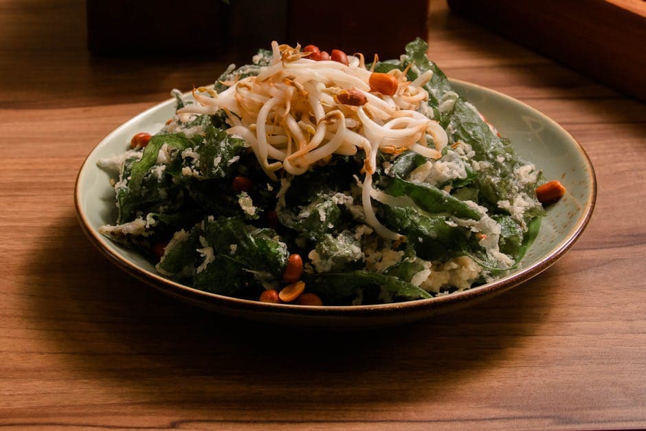 Vannkresse- og eplesalat med peanøtt-yoghurtdressing