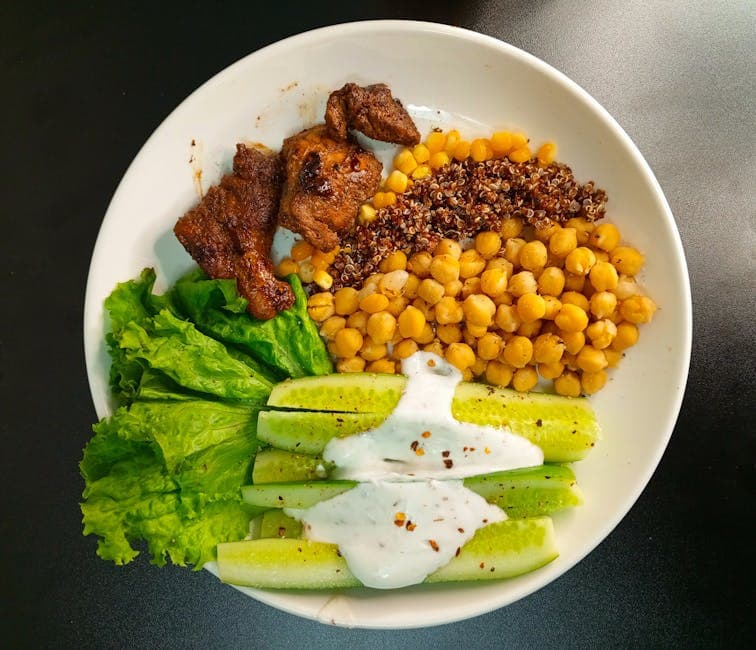 Kyllingsalat med karri, kikerter og raita