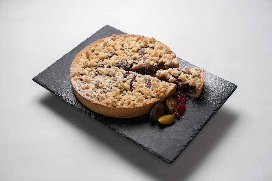 Aprikos- og bringebærpai med hasselnøttstreusel-topping